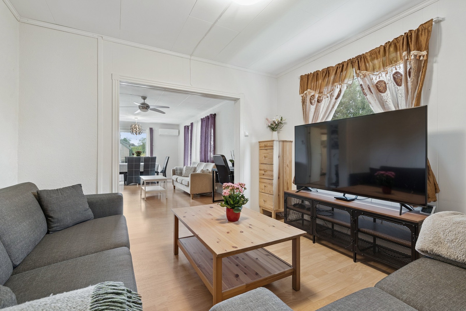 Stuen er delt inn i 2 soner; tv-stue og spisestue. Galleribilde