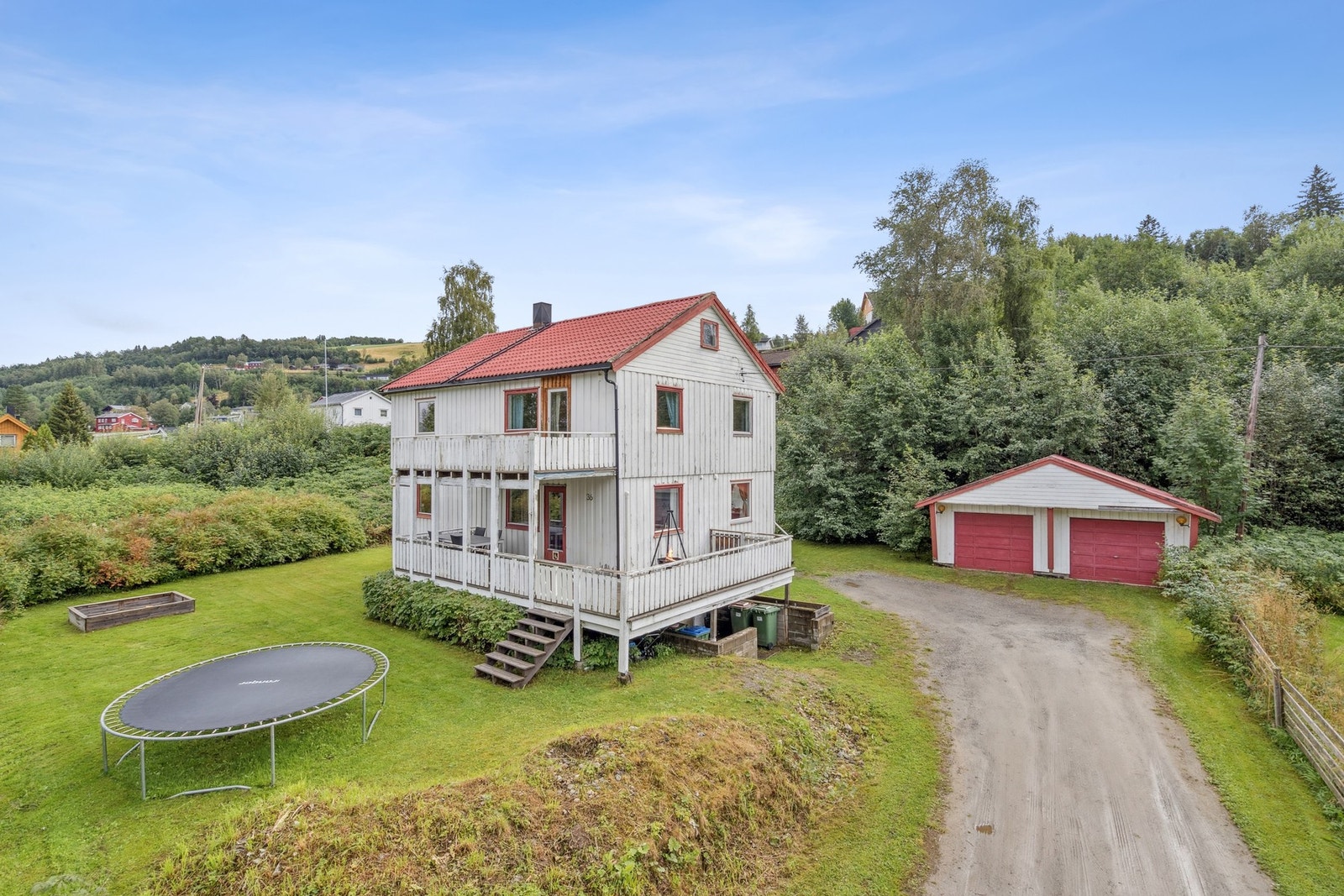 En innholdsrik enebolig over 2 etasjer + loft og kjeller beliggende sentralt i Selbu (Mebonden). Galleribilde