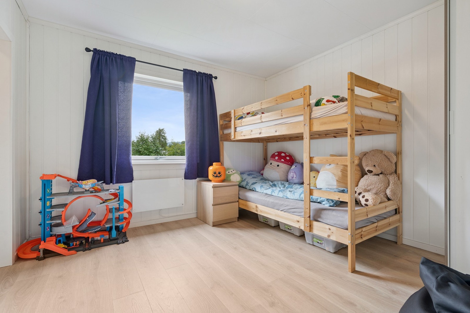 Laminat på gulv, malt overflate vegg, malt overflate himling Galleribilde