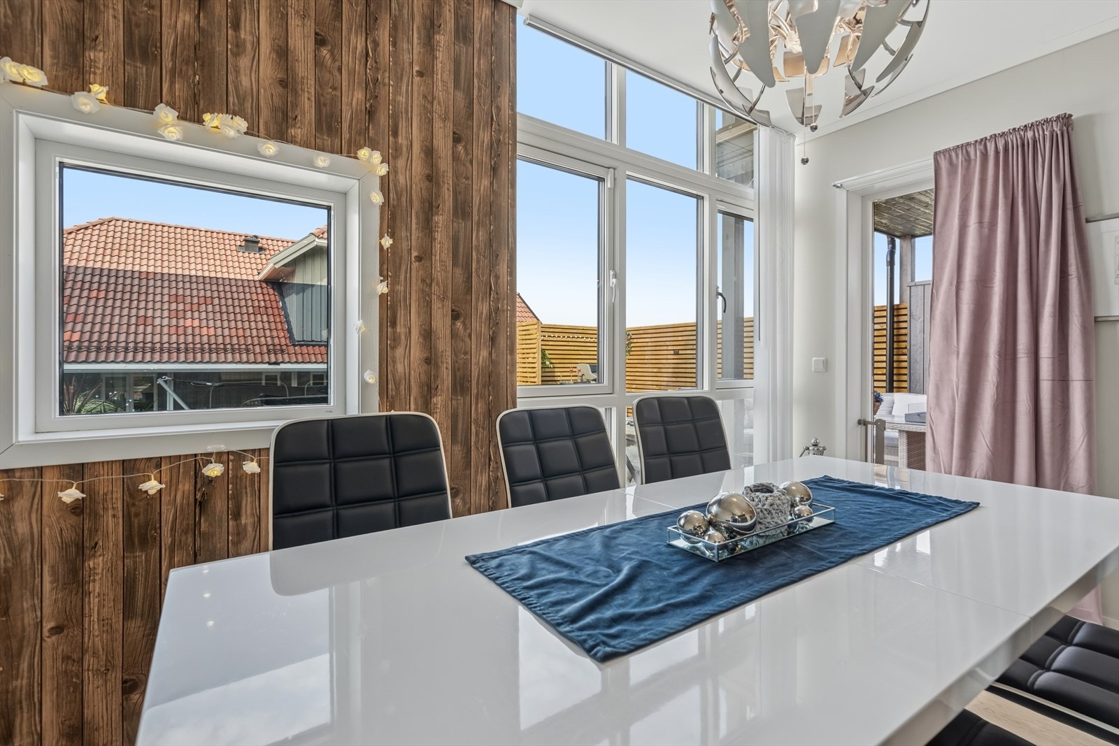 Fra stue/kjøkken er det utgang til stor solrik terrasse Galleribilde