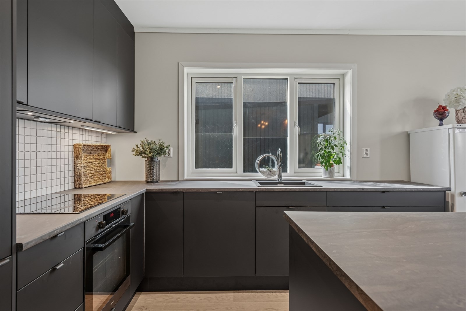 Pen kjøkkeninnredning med integrerte hvitevarer Galleribilde