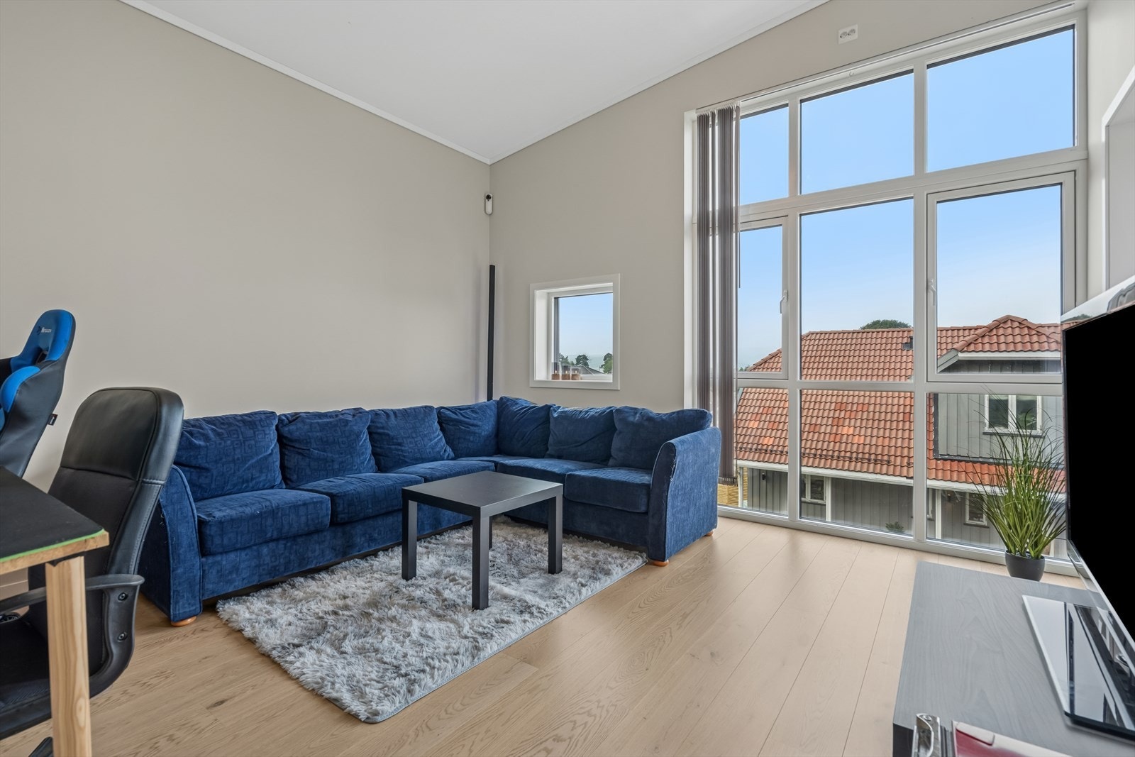 Stue i 2. etg. med flott utsikt fra store vindusflater Galleribilde