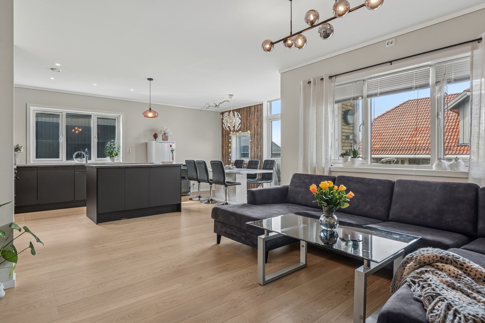 Stue med kjøkken i åpen løsning Galleribilde