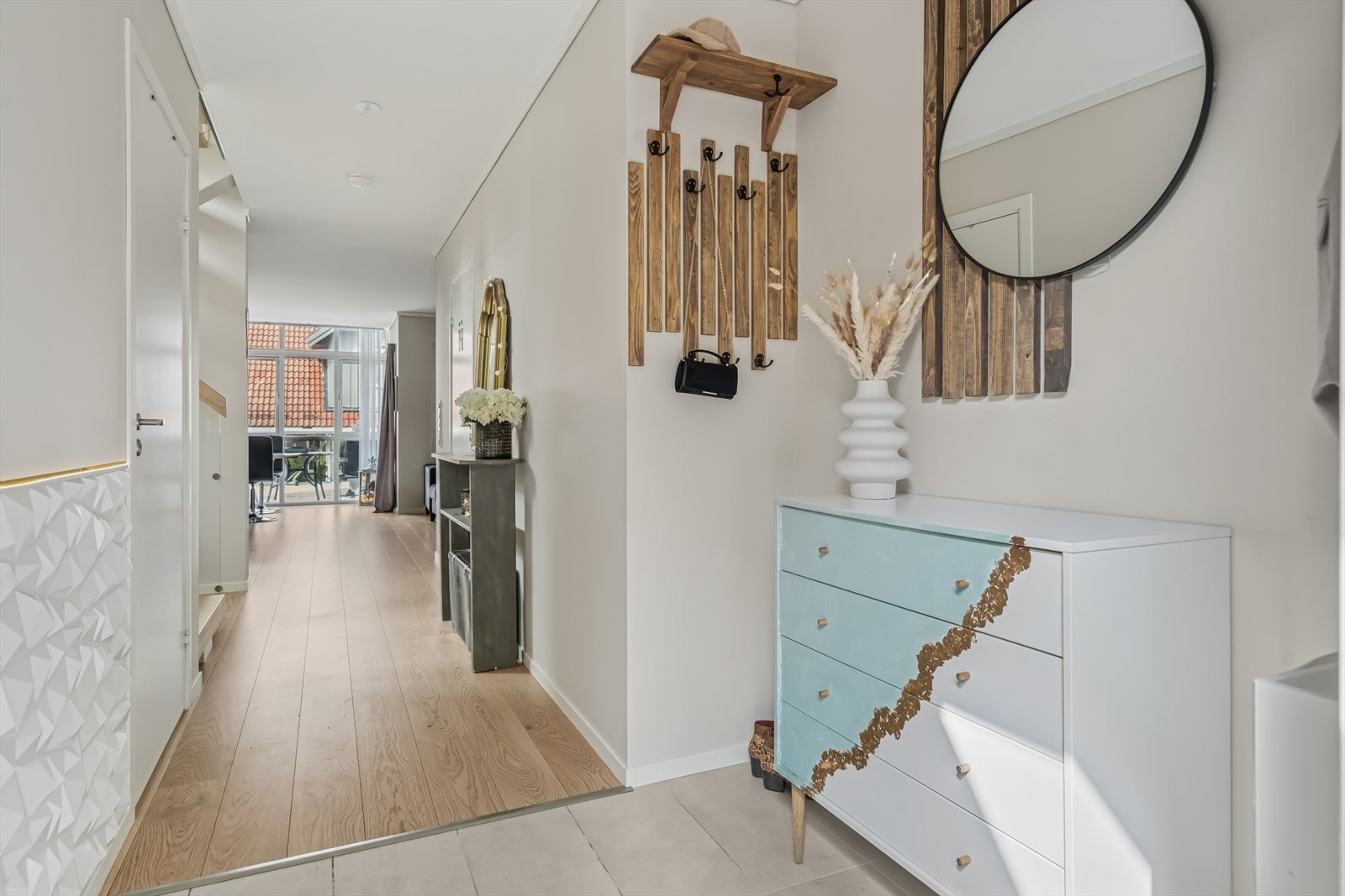 I entrèen er det flis på gulv og varmekabler Galleribilde