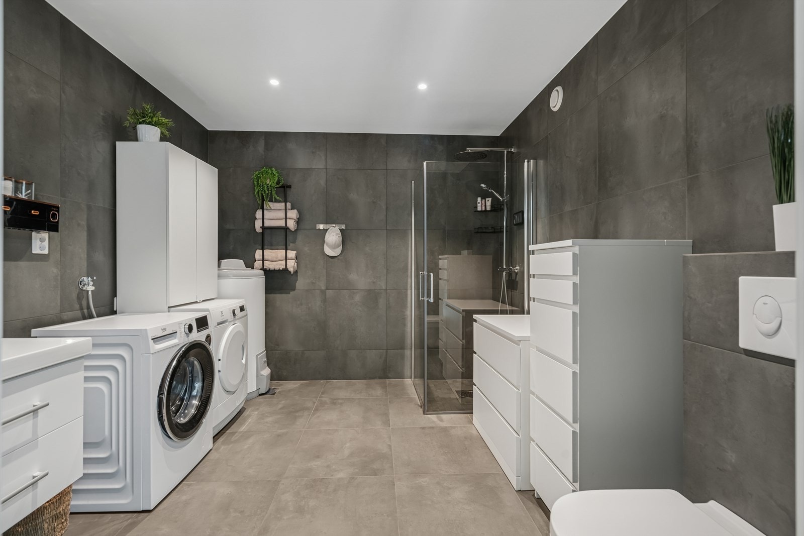 Stort flislagt bad i 2. etg. med varmekabler Galleribilde