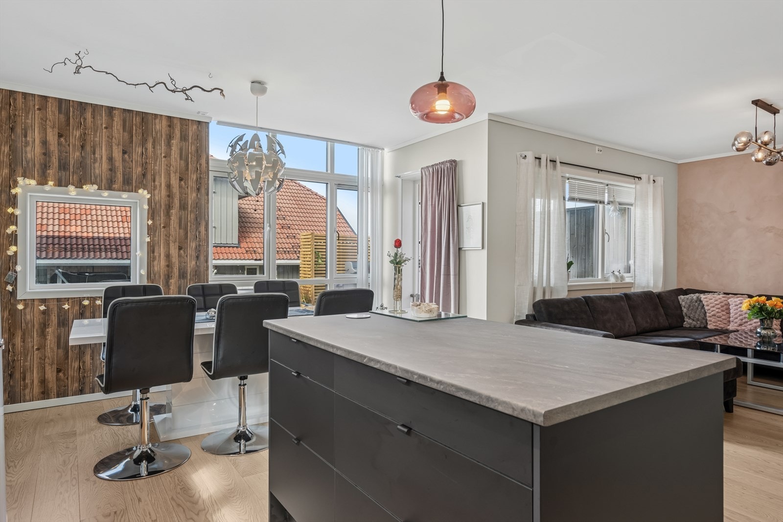 Åpen kjøkkenløsning med praktisk barløsning Galleribilde