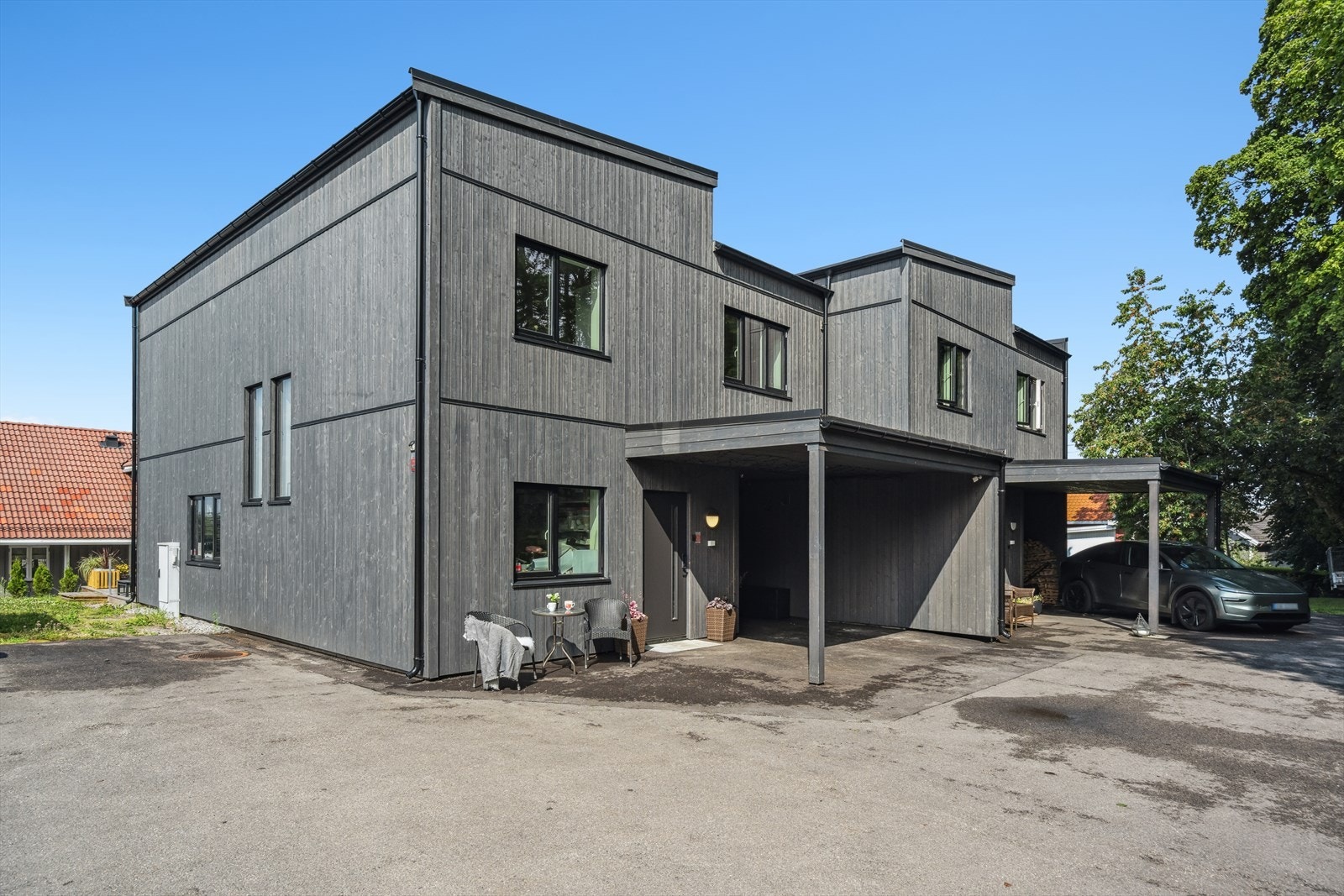 Parkering i carport og ved siden av boligen Galleribilde