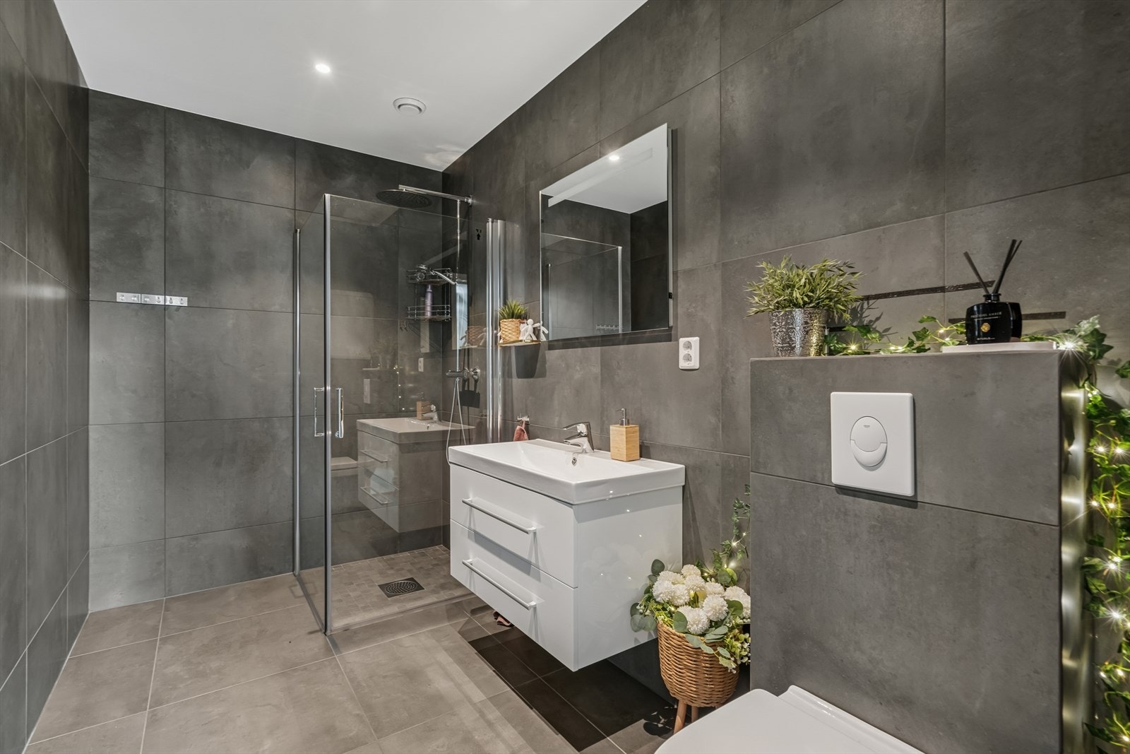 Lekkert flislagt bad med varmekabler Galleribilde