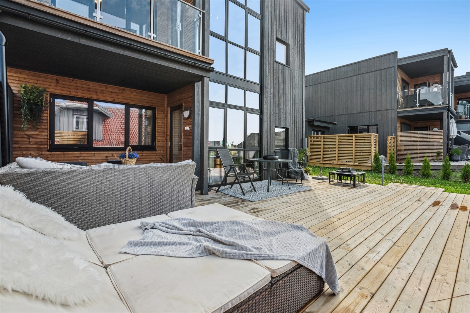 Stor solrik terrasse på ca. 55 kvm Galleribilde