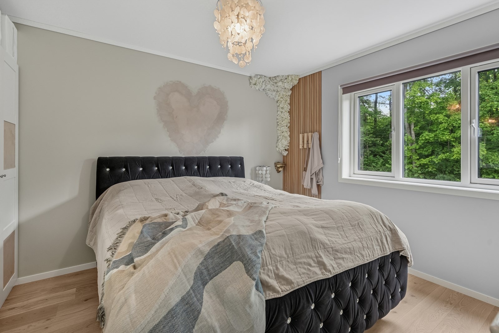 Det er 3 soverom i 2.etg. og 1 soverom i 1. etg. Galleribilde