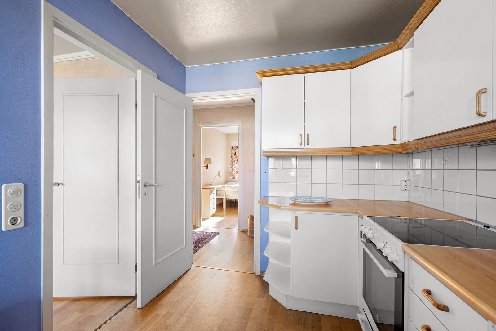 Kjøkkenet er utstyrt med nedfelt oppvaskkum, frittstående komfyr med platetopp, komfyrvakt, kjøkkenventilator, integrert kjøleskap med fryserdel og integrert oppvaskmaskin. Galleribilde