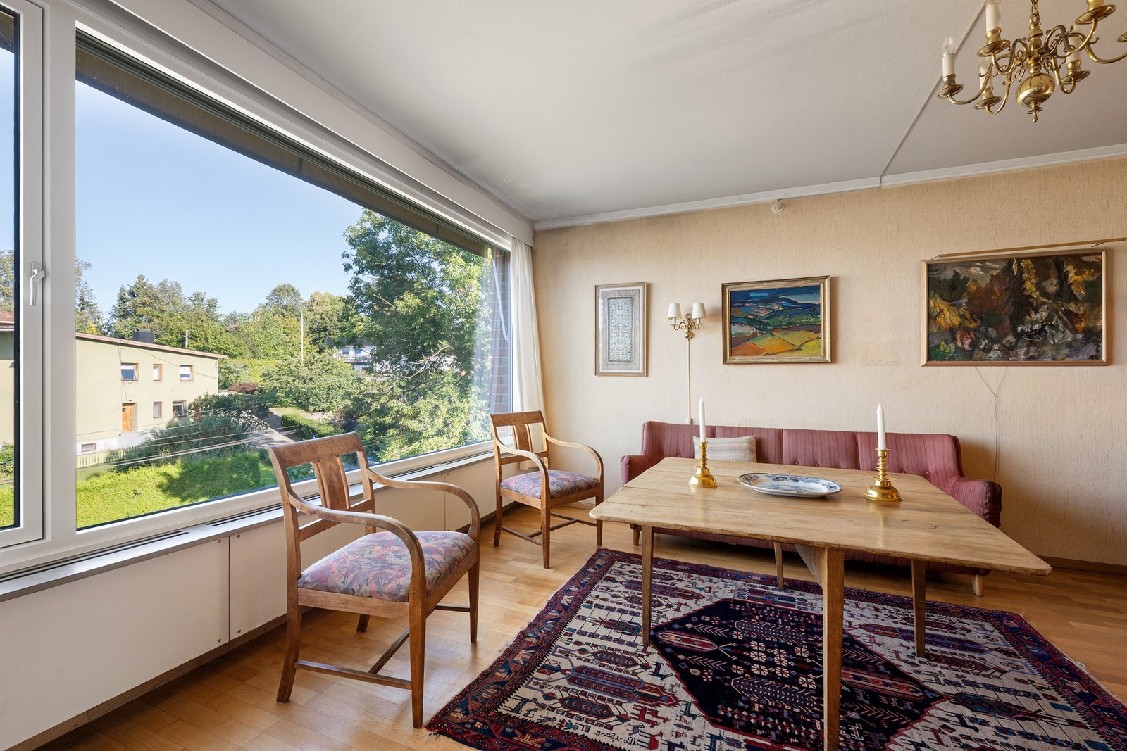 Stuen er romslig og svært innbydende, med store vindusflater som slipper inn rikelig med dagslys og gir en flott utsikt vestover. Galleribilde
