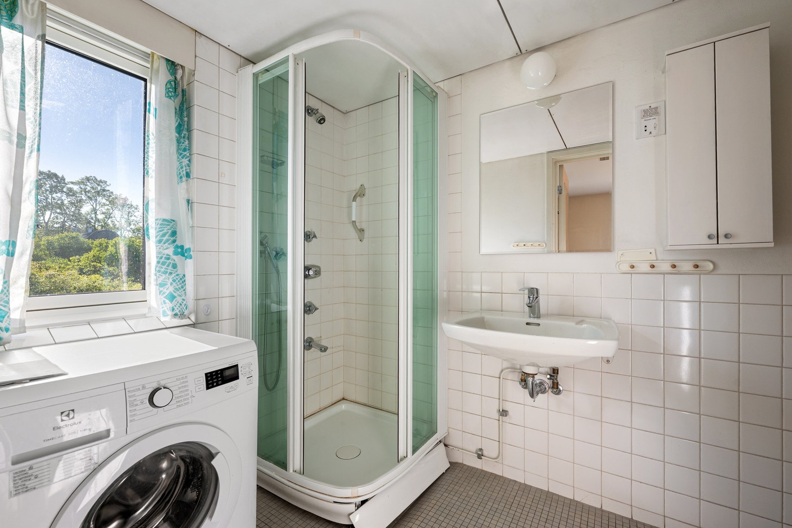 Badet har en god størrelse og funksjonell planløsning med plass til både dusjløsning og vaskemaskin. Galleribilde