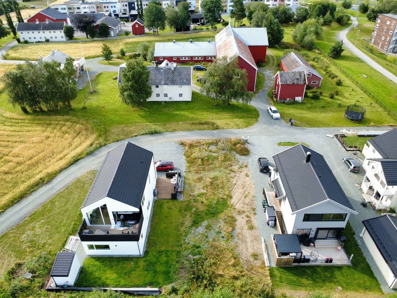 Tomten er flat og har en etterspurt beliggenhet på Tiller Galleribilde