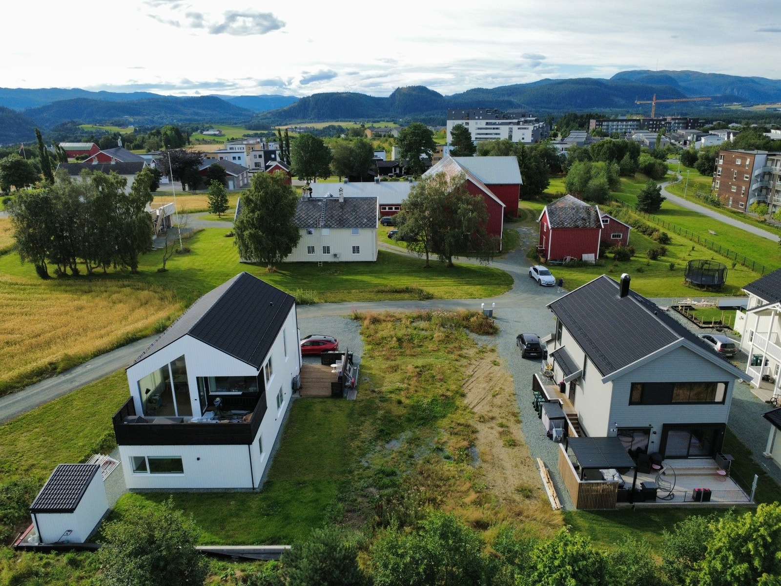 Fra eiendommen er det kort gangavstand til blant annet barnehager, barne- og ungdomsskole, videregående skole og idrettsplasser. Galleribilde