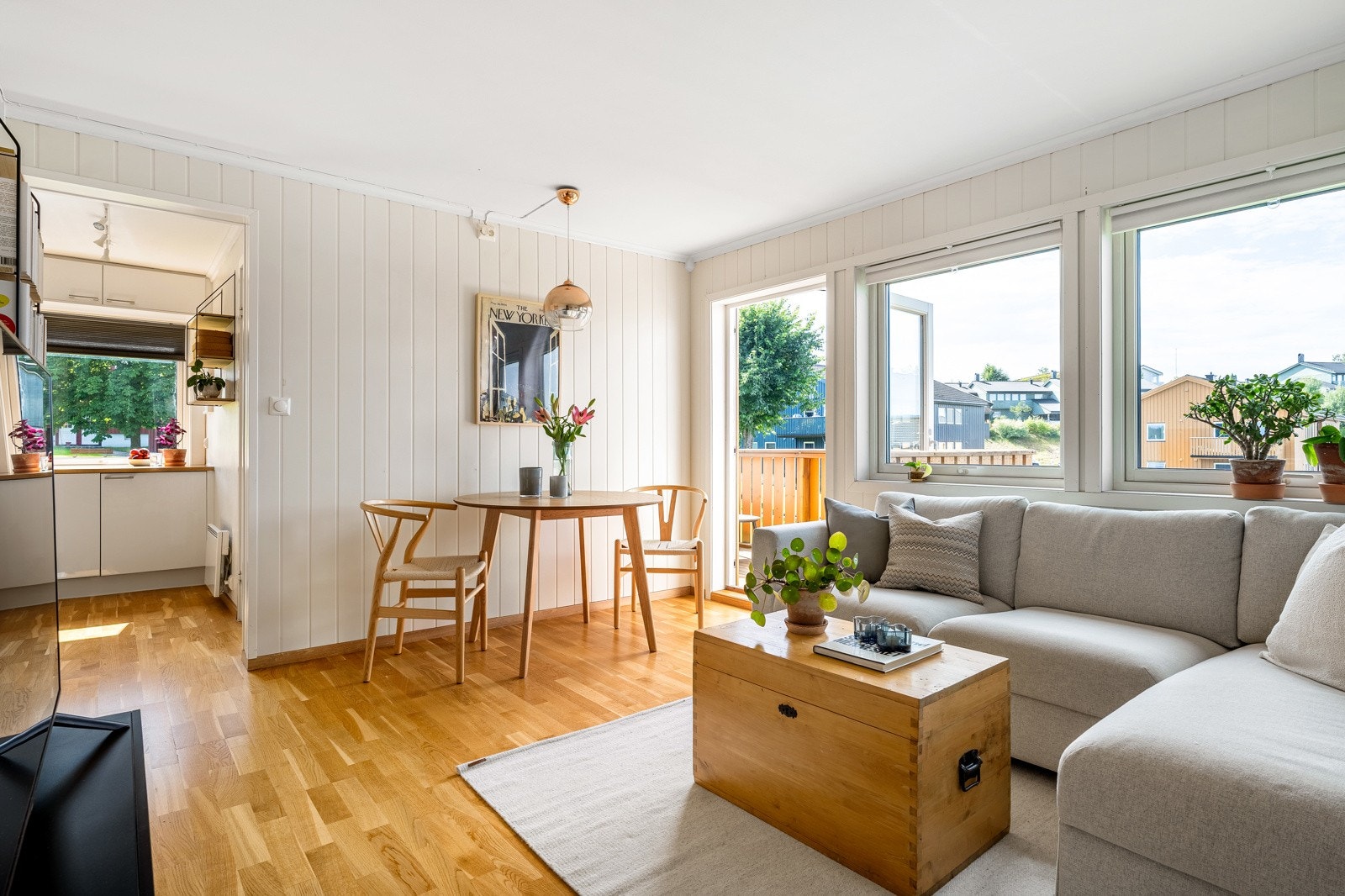 Proaktiv Eiendomsmegling ved Aurora M. Fredriksen har gleden av å ønske velkommen til en lys 2-roms leilighet i veldrevne Solborg Borettslag. Galleribilde