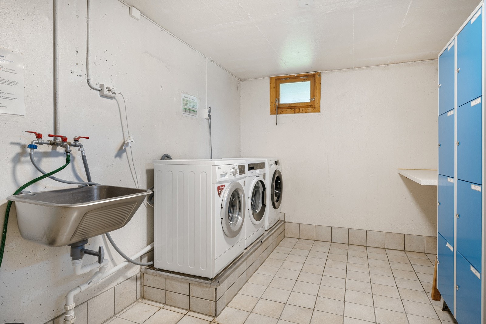 Det er felles vaskerom i kjelleren, utstyrt med vaskemaskin og tørketrommel. Galleribilde