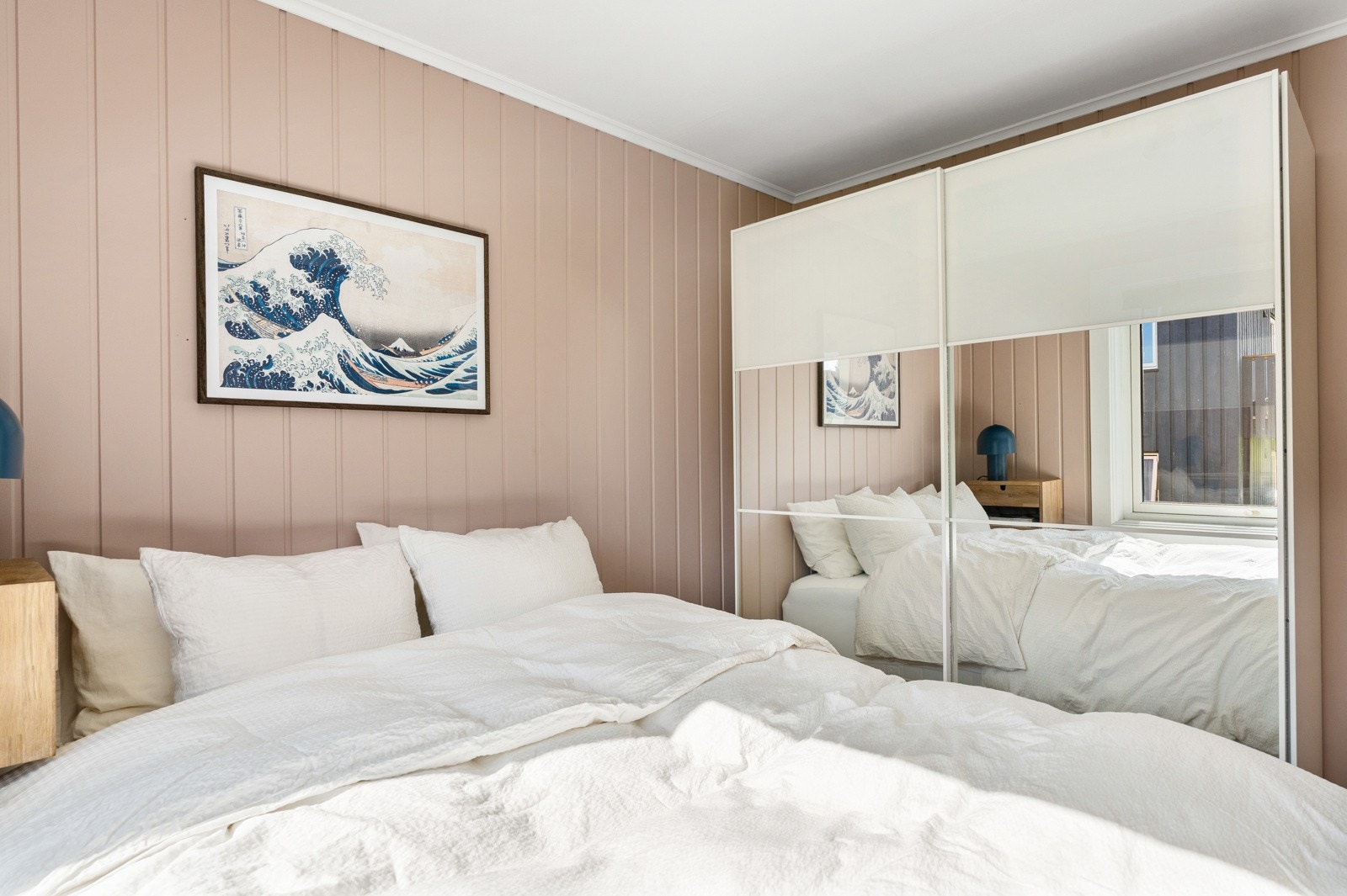 Soverommets romslige garderobeskap medfølger handelen. Galleribilde