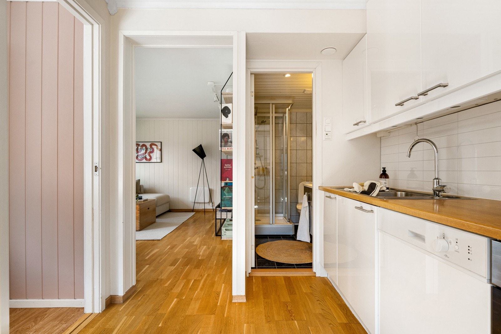 Fra kjøkkenet er det inngang til leilighetens baderom og soverom. Galleribilde