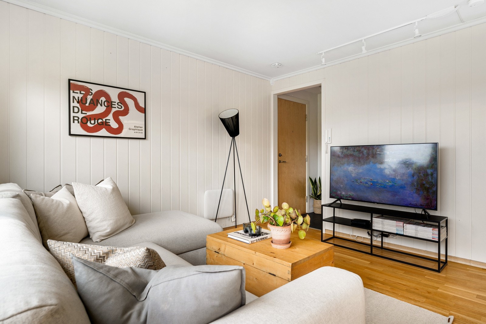 Fra gangen er det videre adkomst inn til leilighetens stue på 14 kvm. Galleribilde