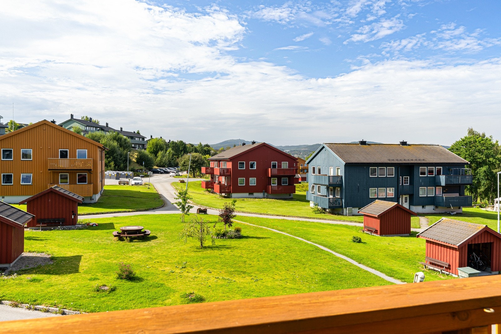 Fra balkongen har man flott utsikt mot et av borettslagets grøntområder, samt Trondheim vest med Gråkallen. Galleribilde