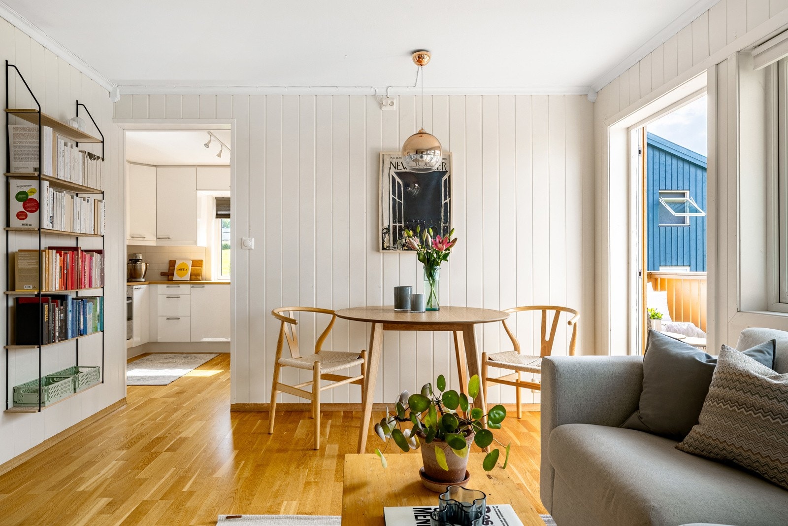 Mange vil nok sette pris på at kjøkkenet er noe adskilt fra stuen, selv om utførelsen er åpen og gjennomgående. Galleribilde