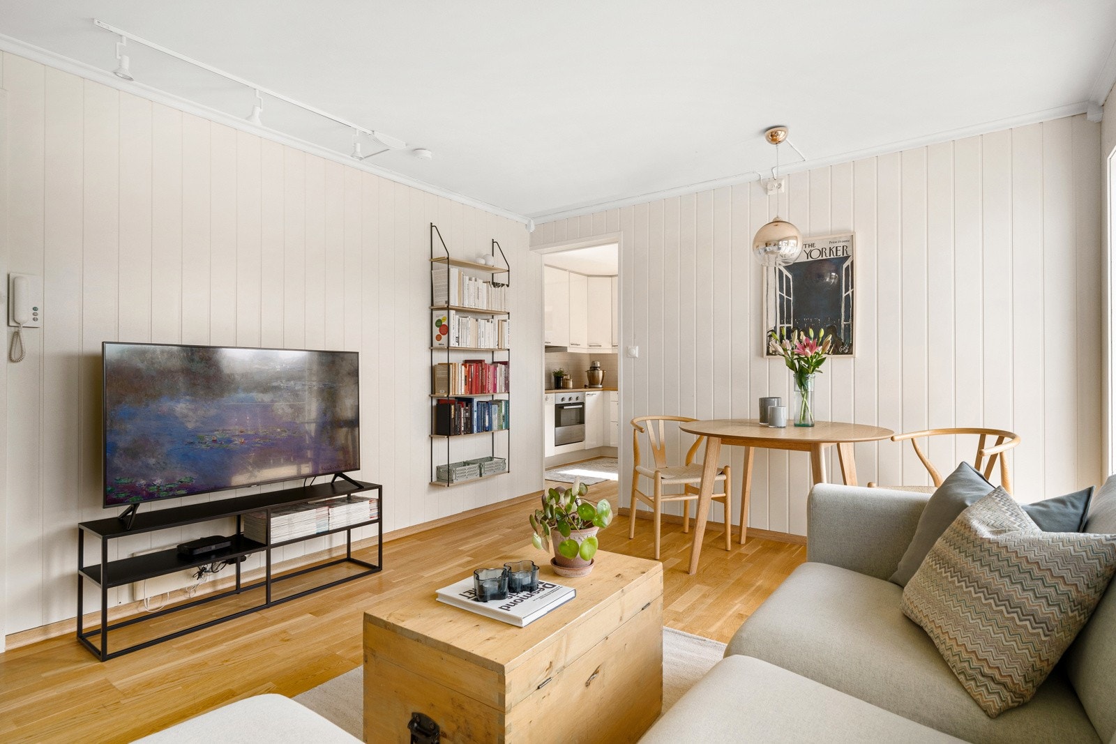 Stuens planløsning gjør det enkelt å møblere med både sofagruppe, mediemøblement og et hyggelig spisebord. Galleribilde