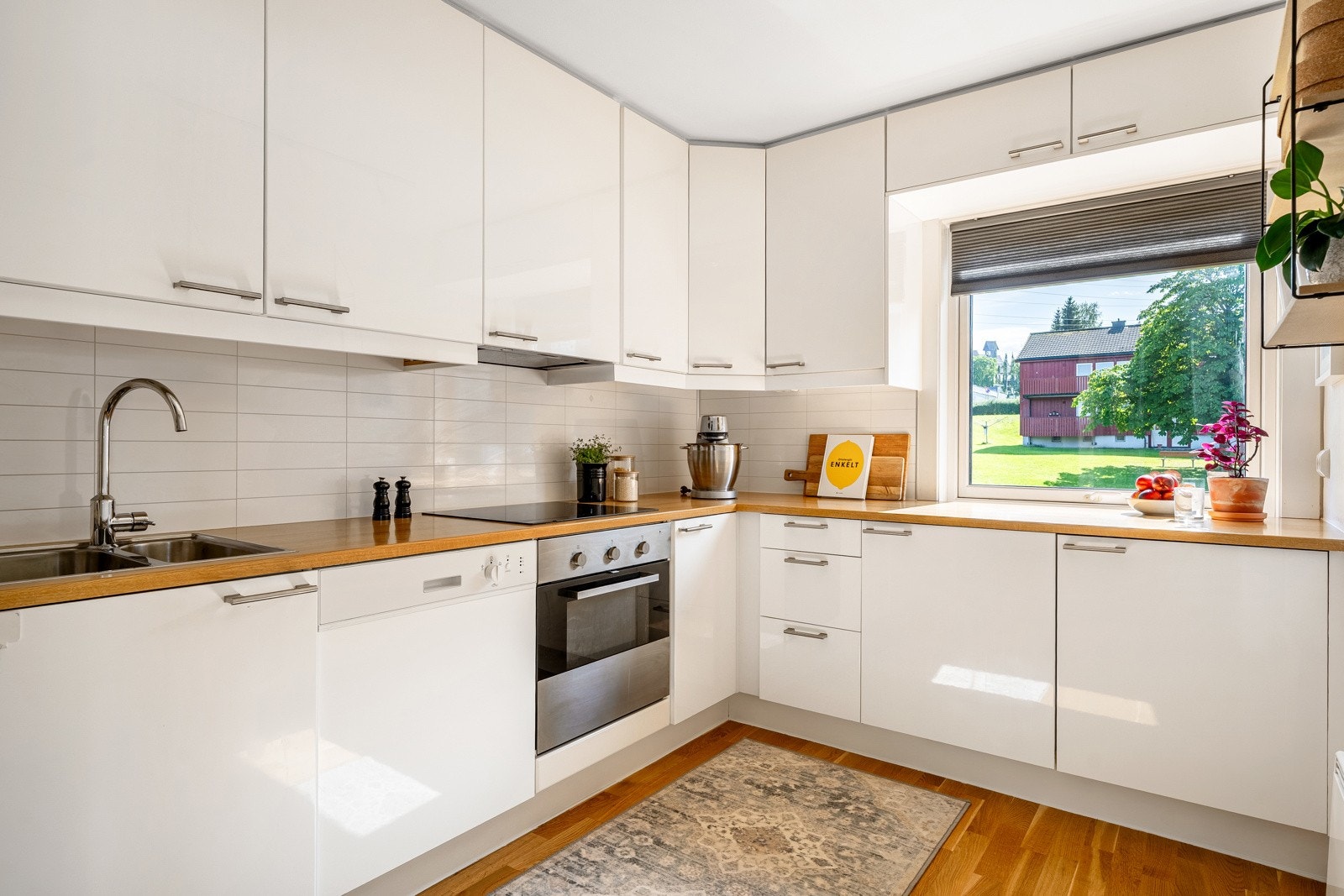 Det er gode arbeidsflater og medfølgende hvitevarer i form av induksjonstopp, integrert stekeovn, kjøleskap, fryser og oppvaskmaskin. Galleribilde