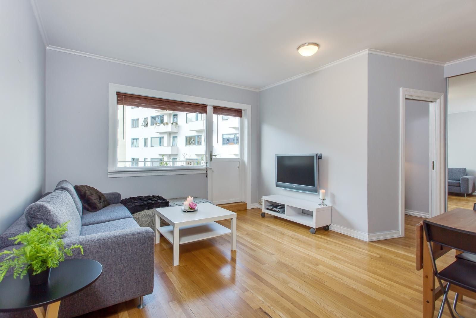 Stue, med utgang til balkong. Galleribilde