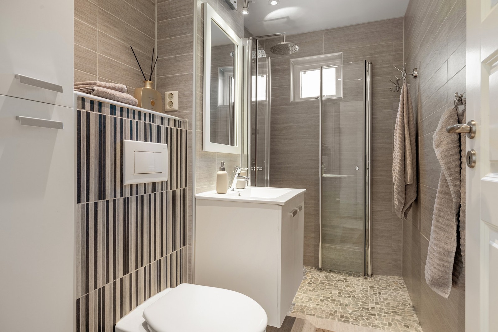 Det lekre badet er pusset opp i 2013 i regi av tidligere eier. Badet måles til 3,3 kvm. og er helfliset med rullestein i dusjsonen. Galleribilde