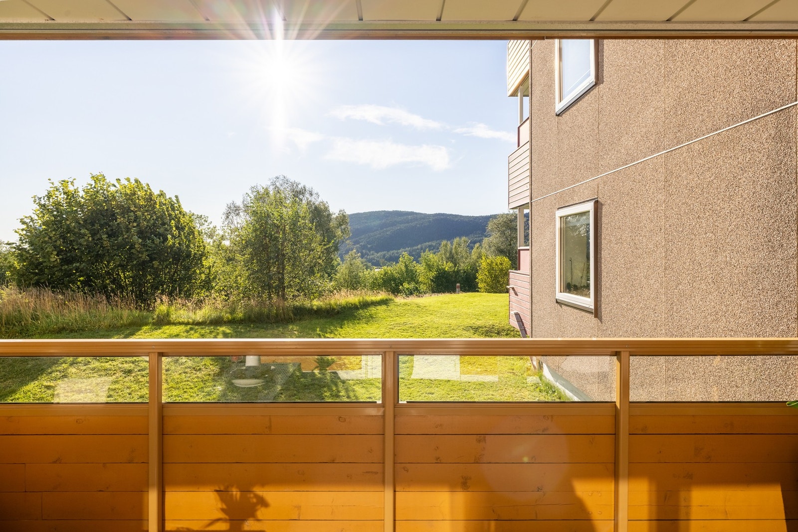 Da balkongen er vestvendt er det svært gode solforhold, samt en lekker utsikt mot fjellet og de naturskjønne omgivelsene. Galleribilde