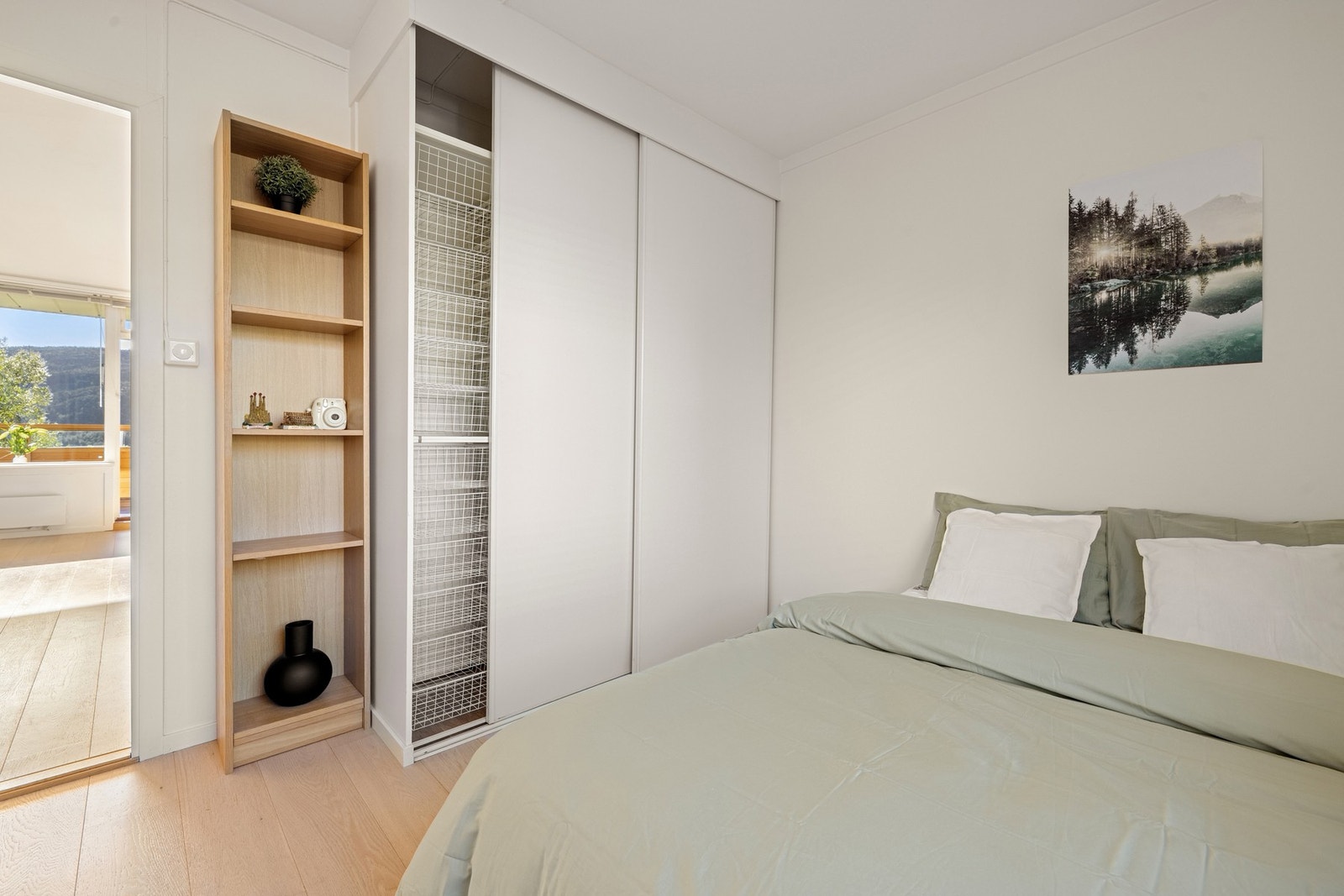 Soverommet har også en praktisk skyvedørsgarderobe for oppbevaringsplass. Galleribilde