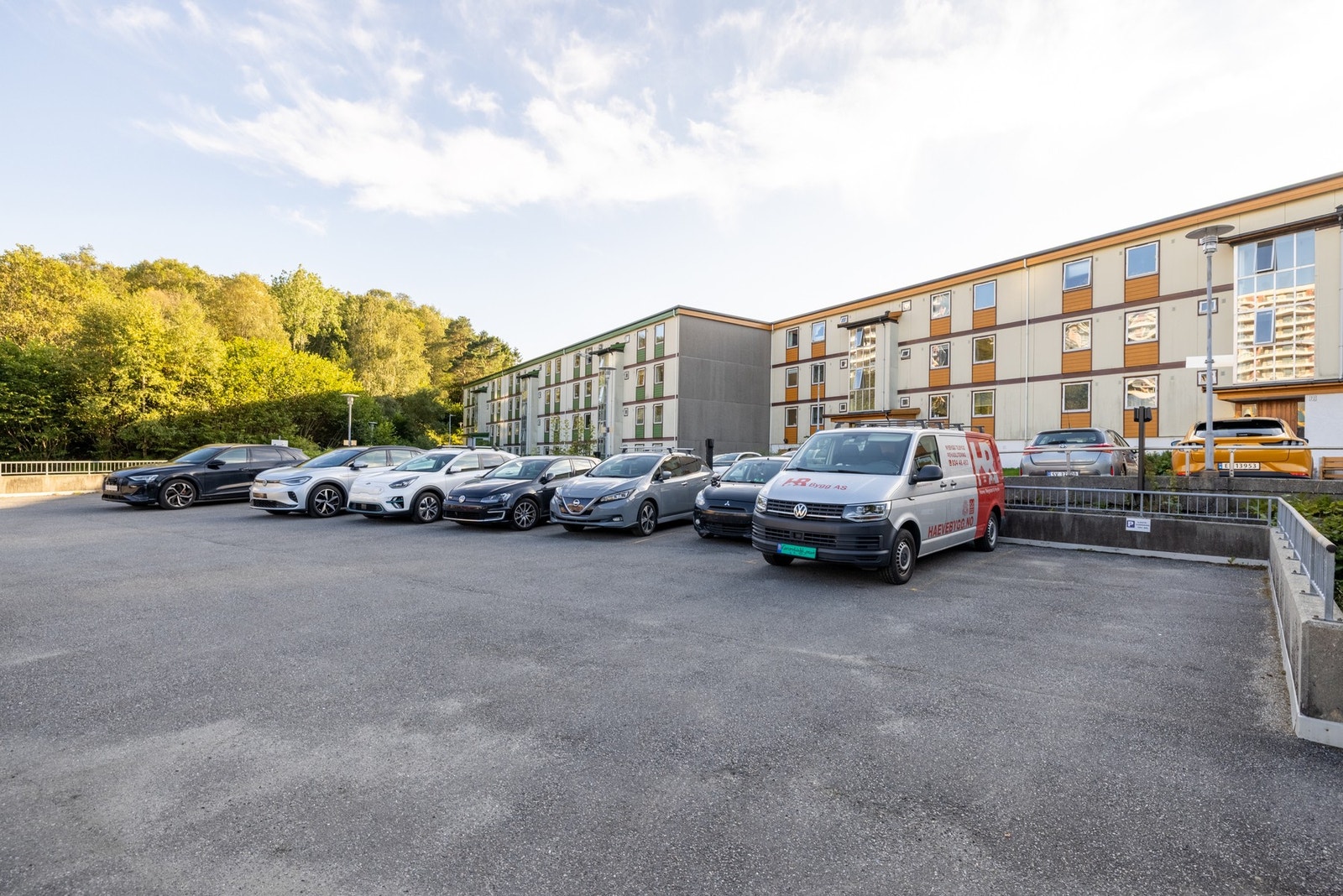 Borettslaget har svært god parkeringskapasitet og styreleder opplyser at det er ledige parkeringsplasser. Det er og satt av en rekke plasser til gjesteparkering. Galleribilde