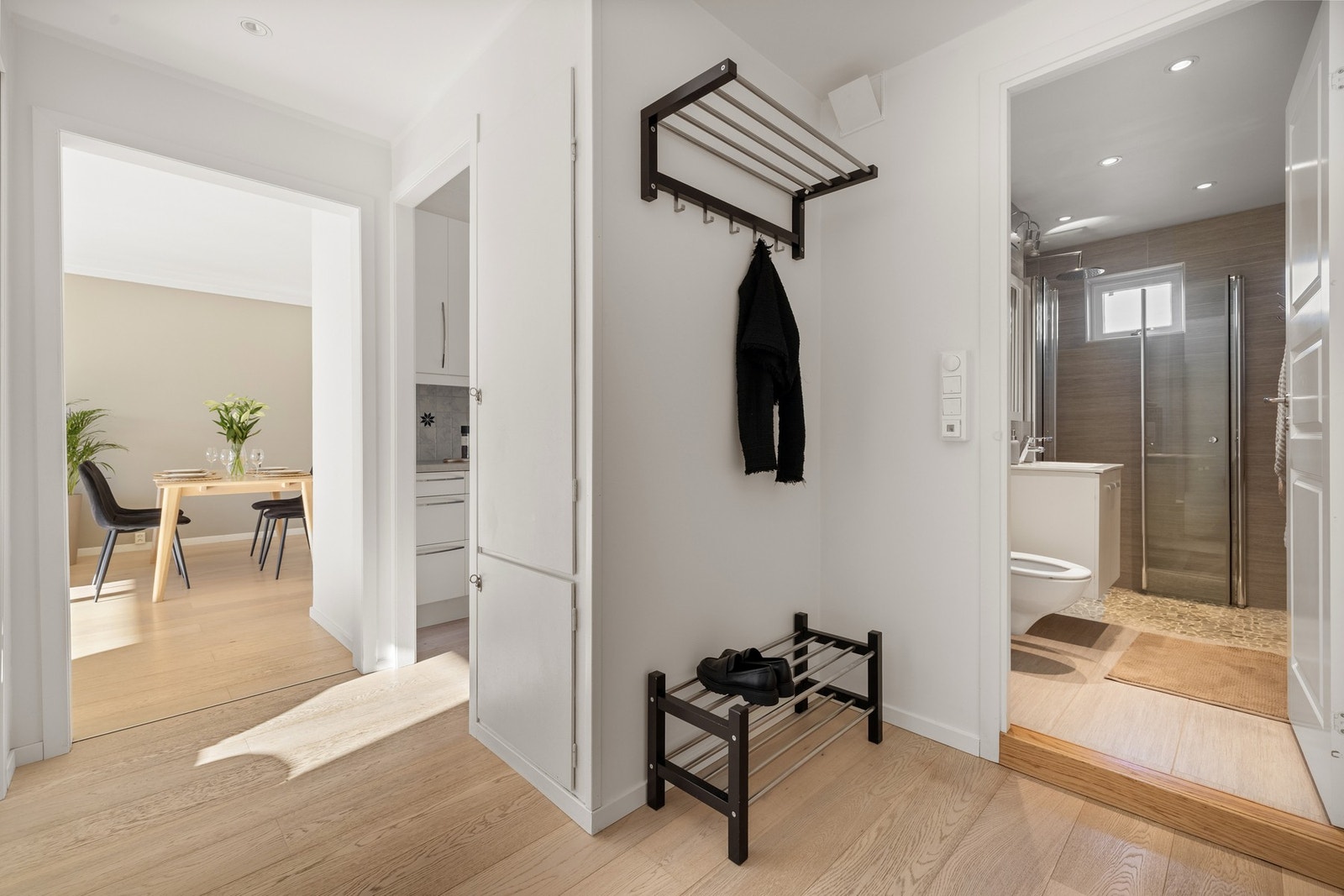 Her er det god plass til oppbevaringsløsninger til yttertøy og sko. Galleribilde