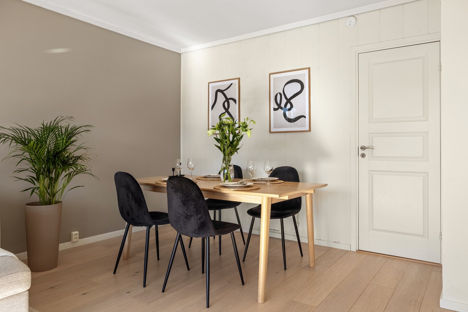 En har god plass til den favoriserte sofakroken og en spisegruppe av god størrelse. Galleribilde