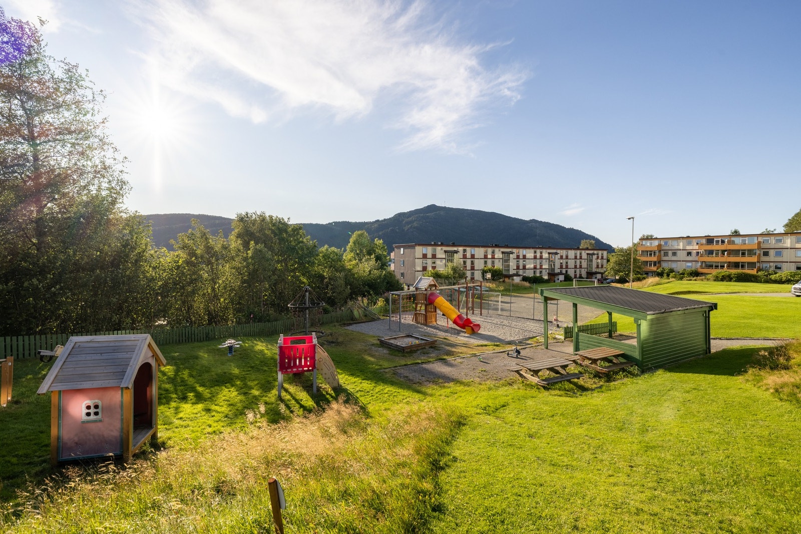 Borettslaget har flere, flotte fellesområder som består av lekeplass, fotballbane, benker og grøntareal. Galleribilde