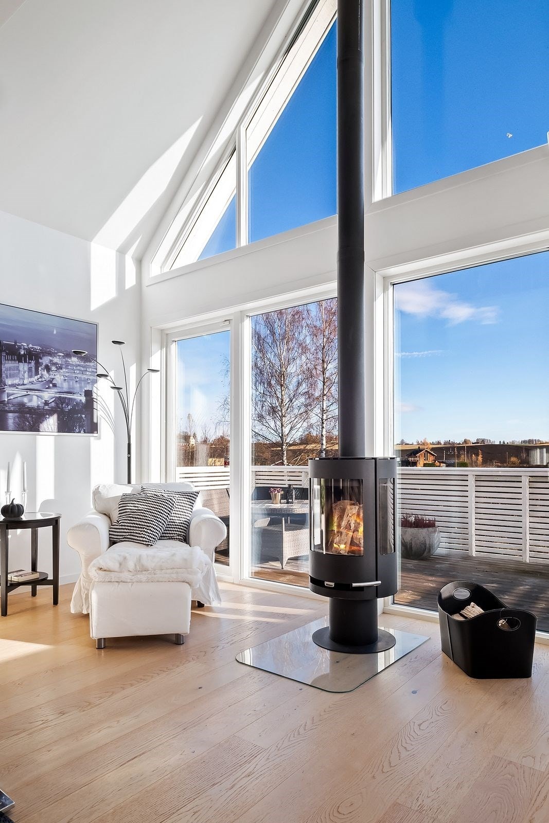 Store vindusflater gir godt med lysinnslipp. Galleribilde