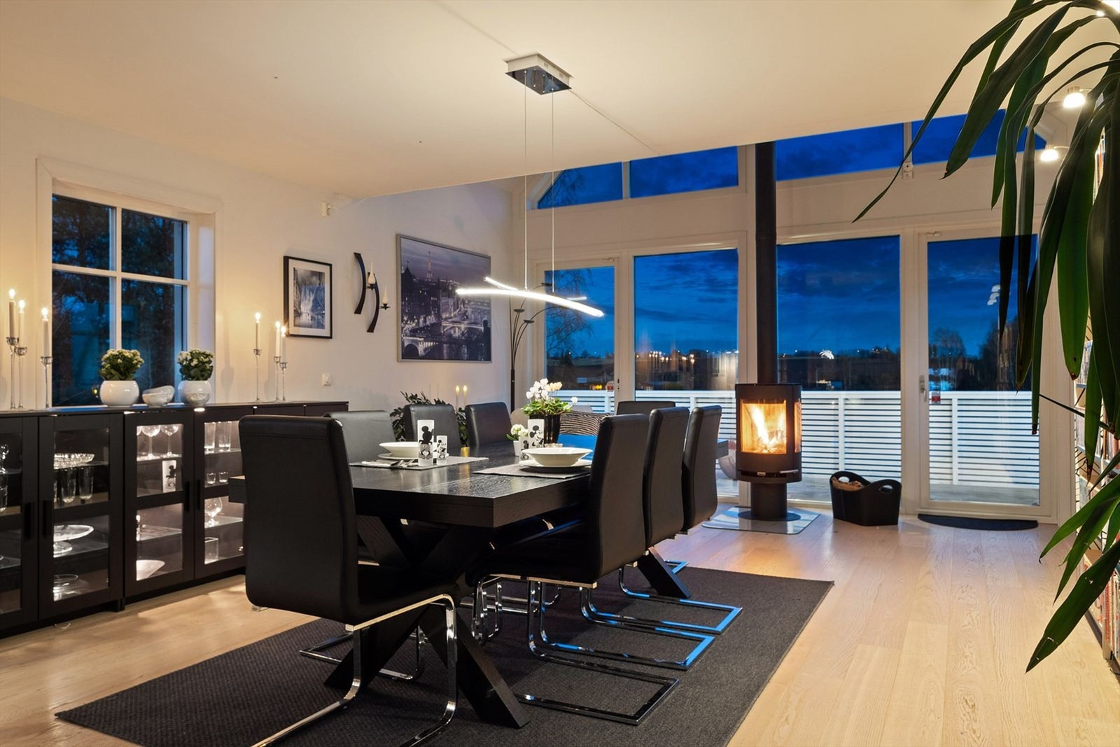 Hyggelig stemning på kveldstid Galleribilde