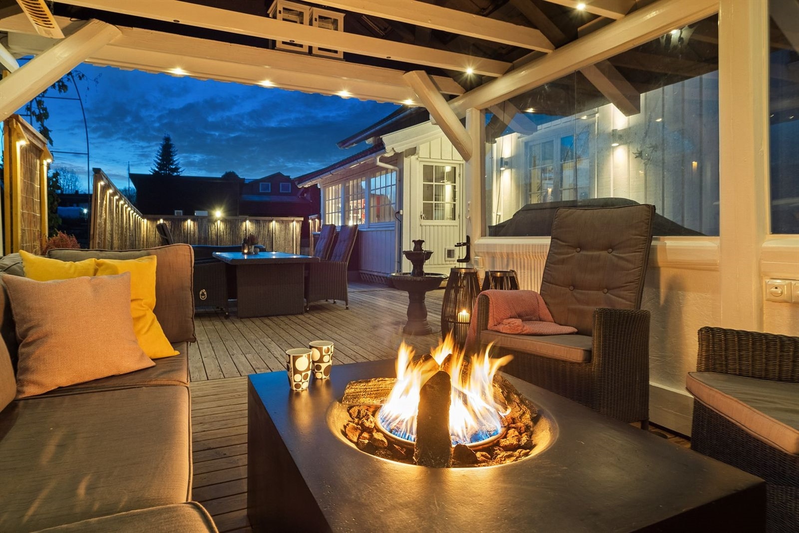 Hyggelig utemiljø på terrassen både med og uten tak. Galleribilde