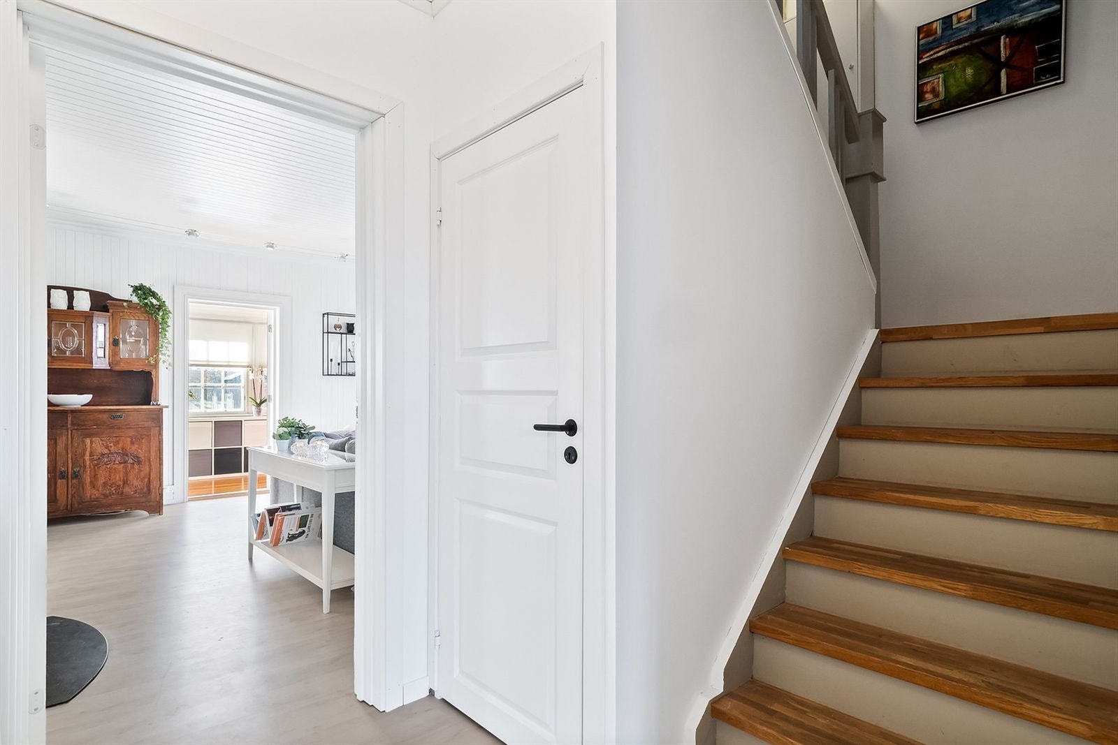 Boligen bærer preg av en gjennomgående lys og moderne standard. Galleribilde