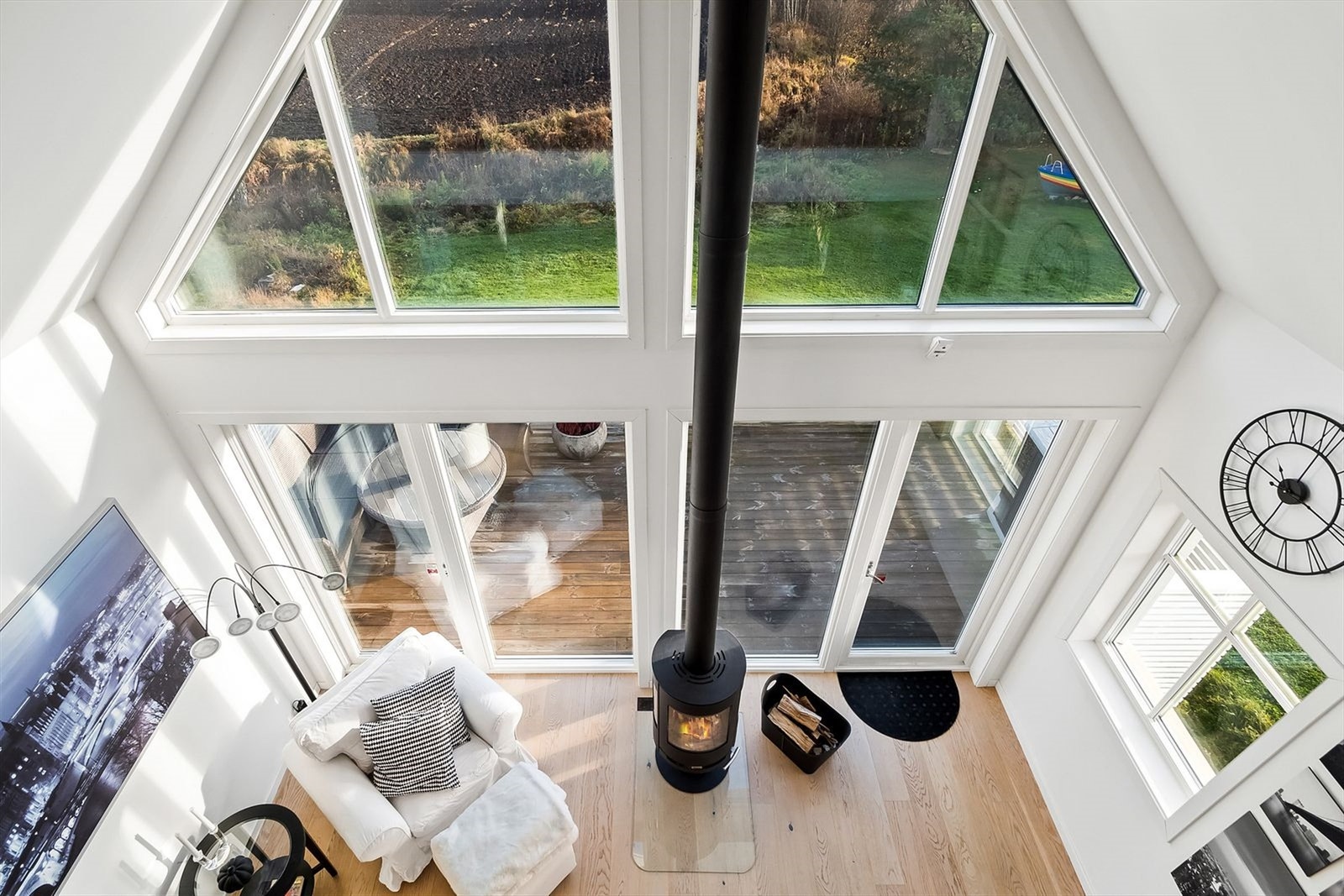 I den nyeste delen er det åpent opp til hemsen, som gir rommet en helt fantastisk takhøyde Galleribilde