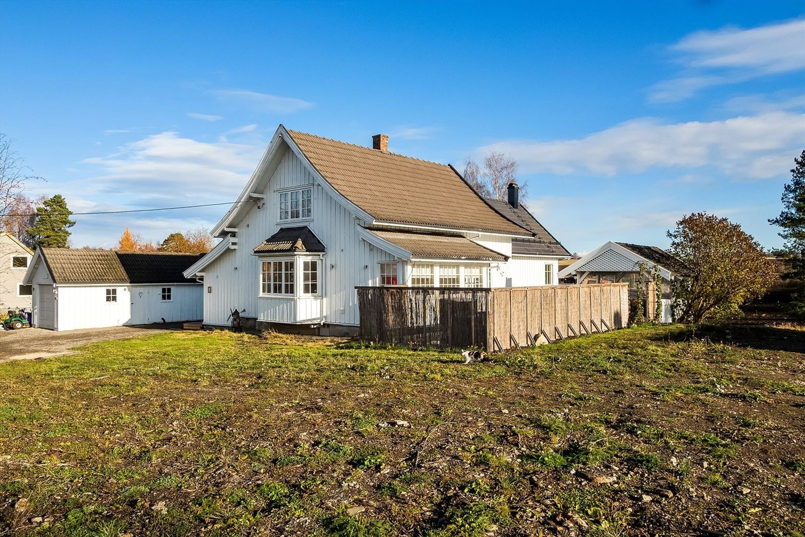 Området med lite gress er nå sådd og opparbeidet igjen etter flere gravearbeider som ble utført. Galleribilde