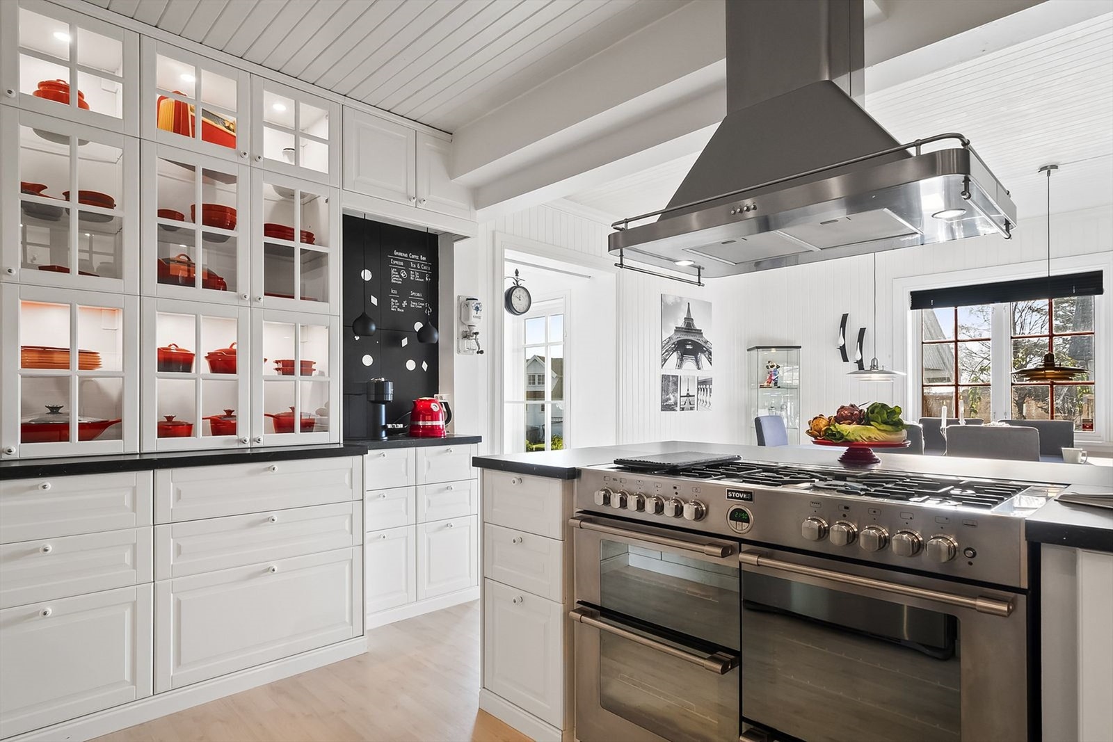 Kjøkken med mye skap og skuffeplass Galleribilde