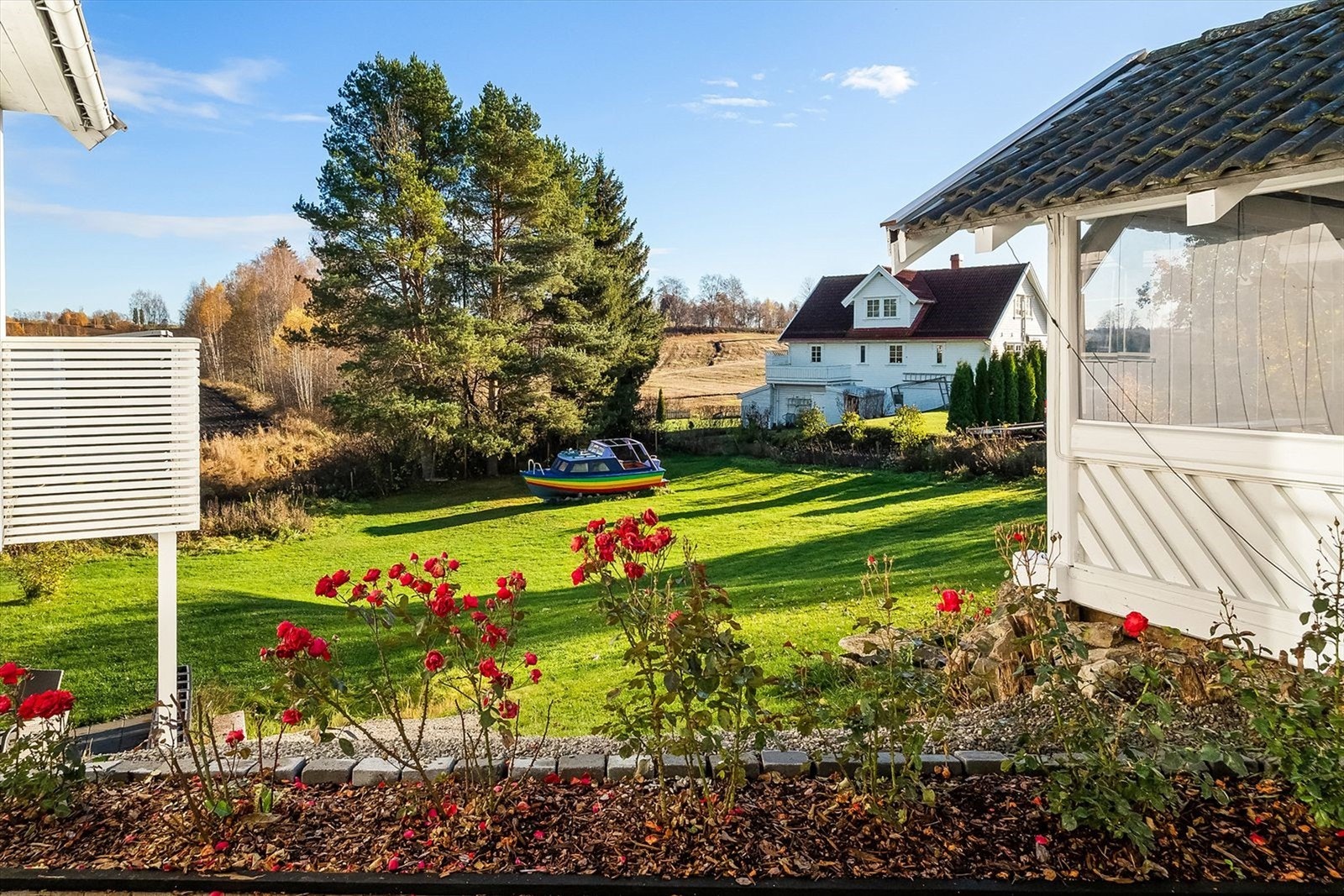 Stor hage og pent opparbeidet arealet Galleribilde