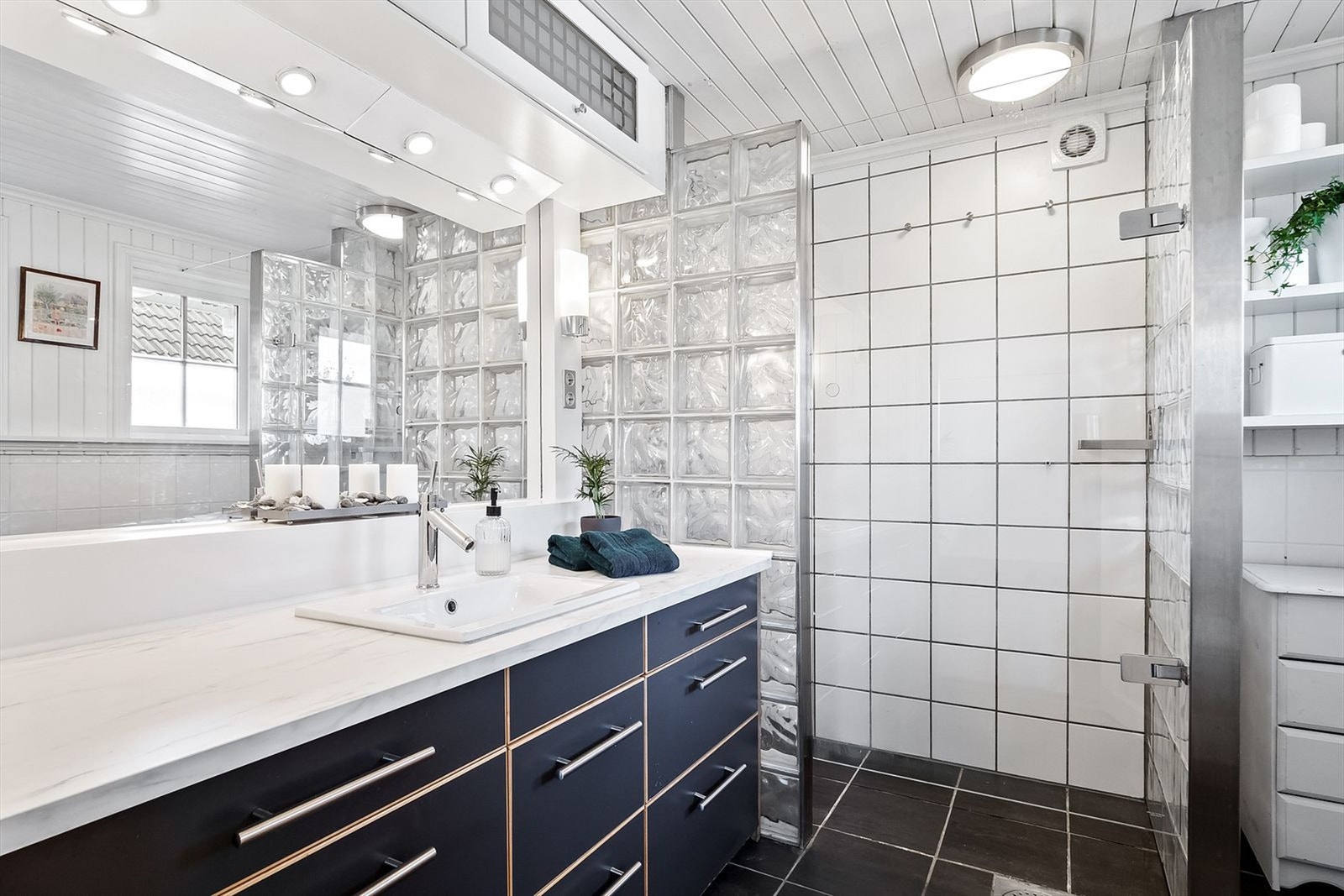 Bad to har dusjnisje, servant, godt med lagringsplass og toalett. Galleribilde