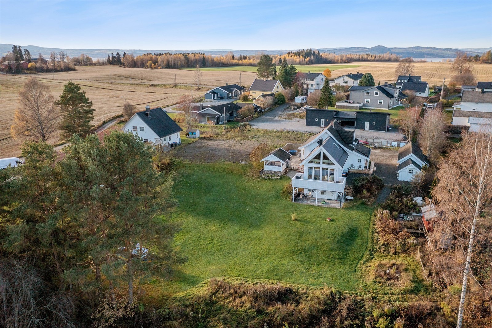 Omkringliggende landskaper som gir følelsen av en landlig og flott beliggenhet. Galleribilde
