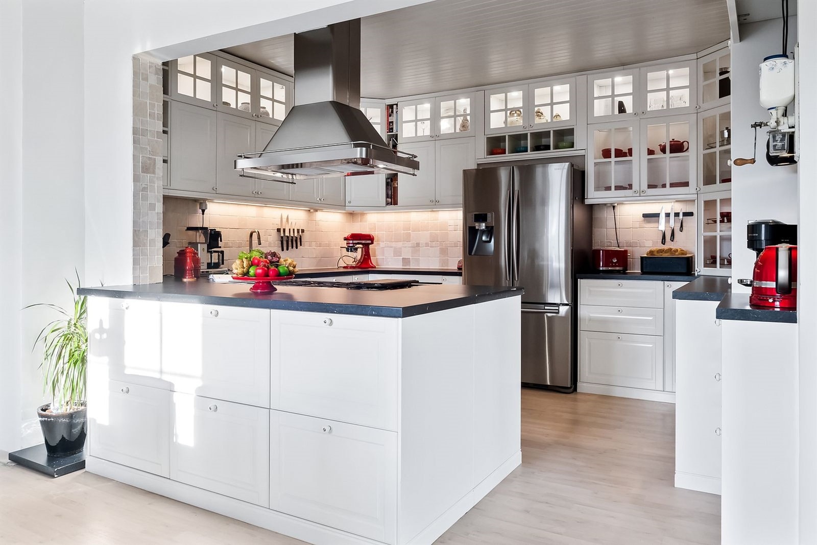 Halvøyen gjør at rommet gir en naturlig tilknytning med spisestuen. Galleribilde