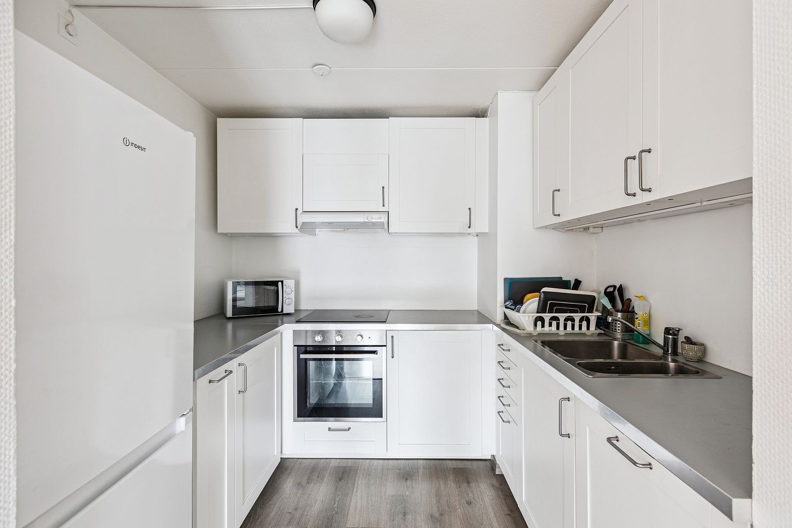 Leiligheten fremstår lys og luftig, og beliggenheten i Smalgangen gir deg kort vei til alt Galleribilde