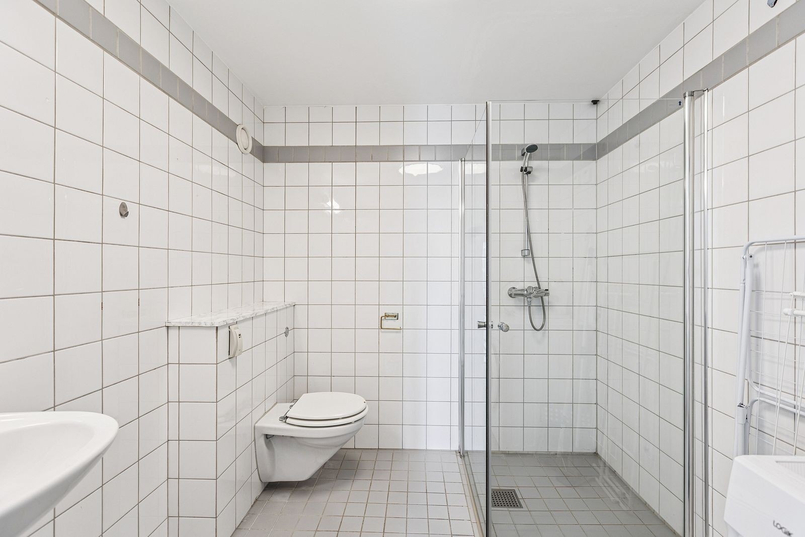 Godt vedlikehodlt bad med vaskemaskin Galleribilde