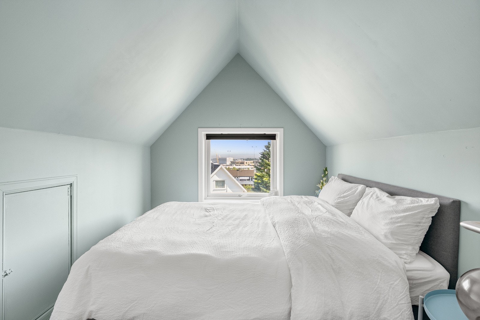 Innred med seng, nattbord og annet passende møblement. Galleribilde